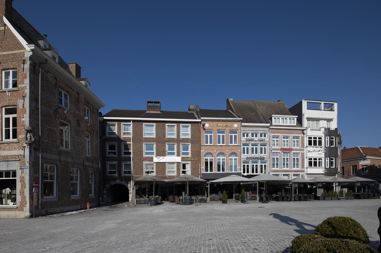 Sfeervolle zaal van Grand Café De Casque — elegante brasserie-inrichting